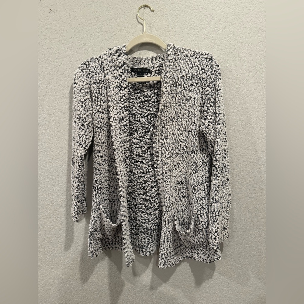 Black and white sweater with pockets